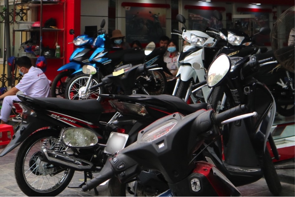 nguoi dan ha noi tap nap dua xe di bao duong truoc ky nghi le hinh 2