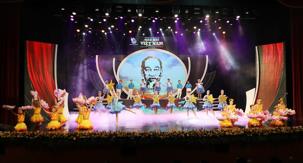 hao khi viet nam ton vinh bieu tuong sang ngoi cua chu nghia anh hung cach mang hinh 2