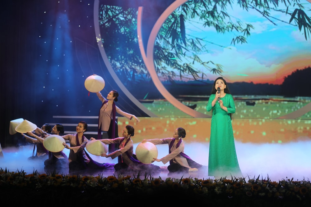 hao khi viet nam ton vinh bieu tuong sang ngoi cua chu nghia anh hung cach mang hinh 7