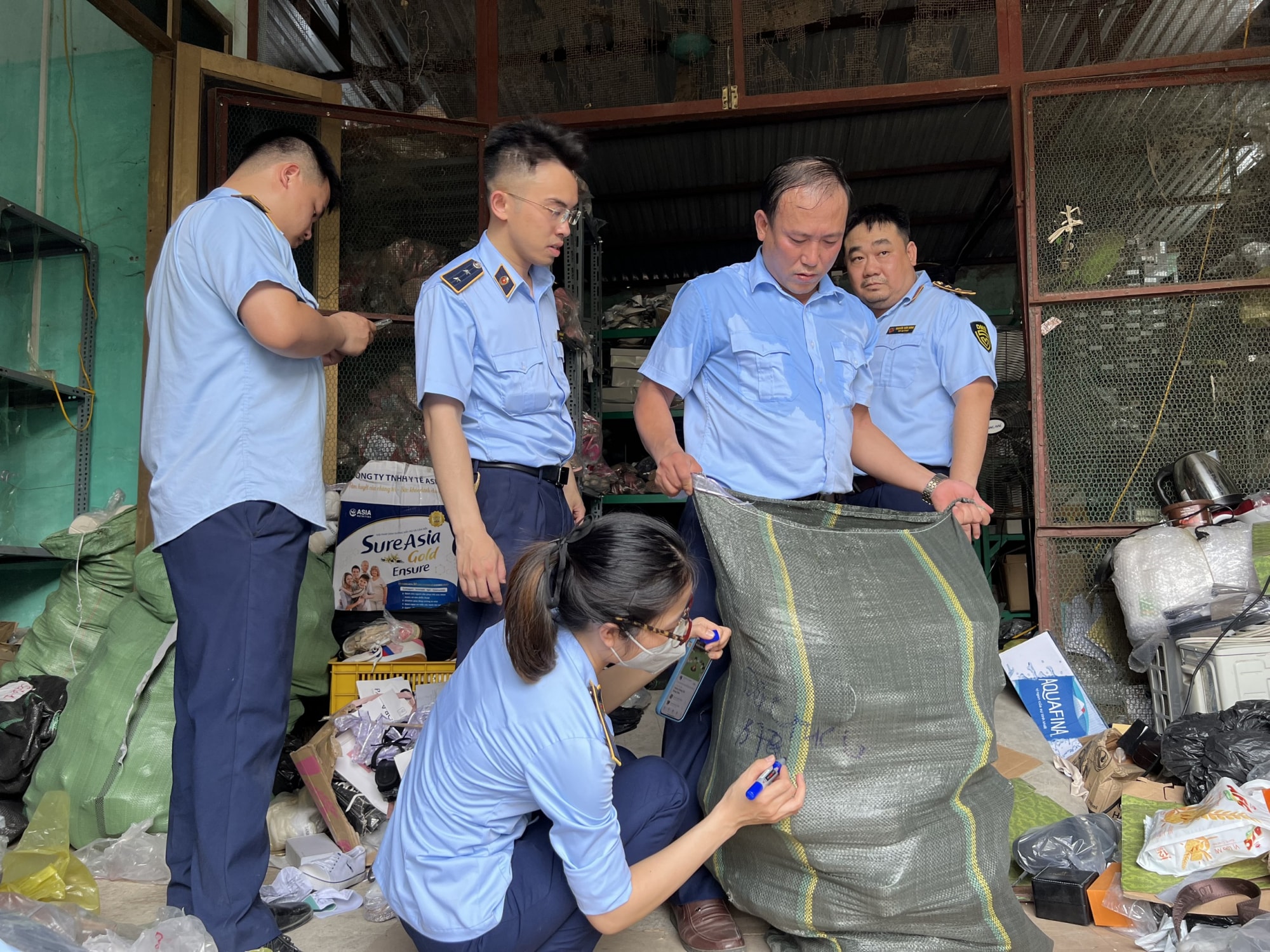 thanh hoa thu giu hang chuc nghin san pham nghi hang gia mat 10 tieng moi kiem dem xong hinh 5