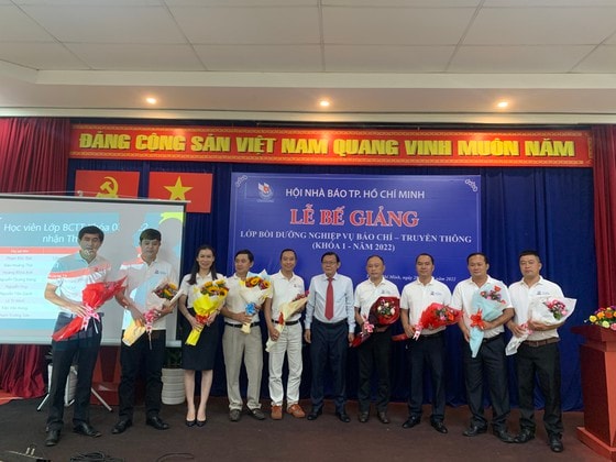 gan 100 phong vien nhan vien hoan thanh lop boi duong nghiep vu bao chi truyen thong hinh 1