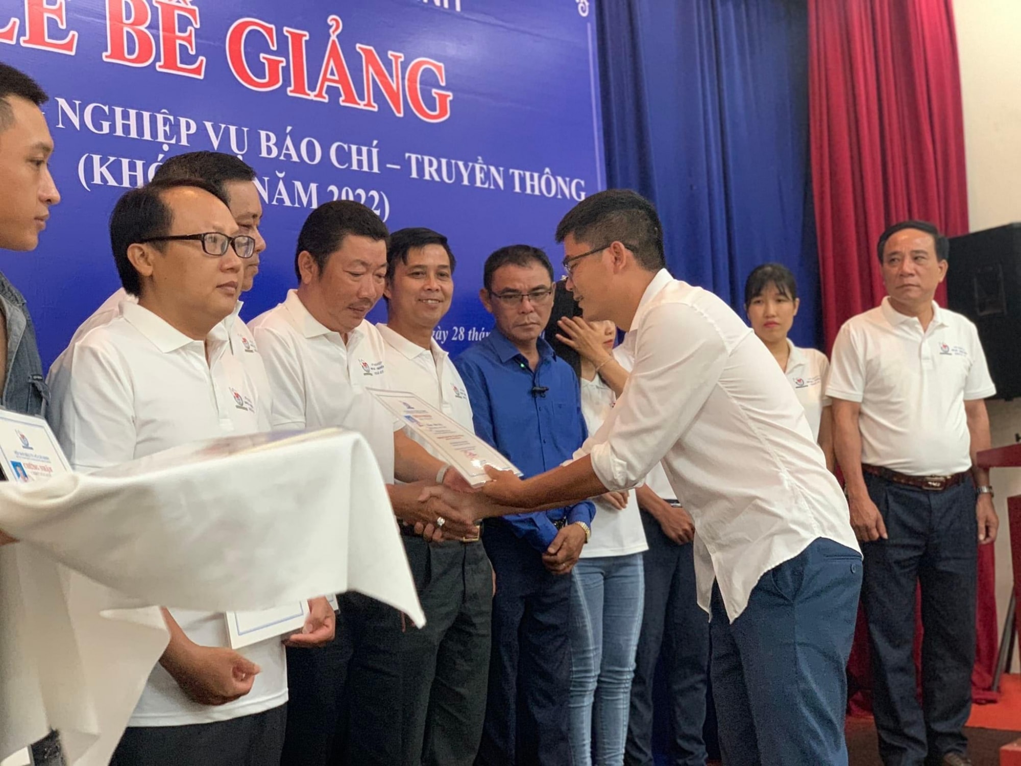gan 100 phong vien nhan vien hoan thanh lop boi duong nghiep vu bao chi truyen thong hinh 2