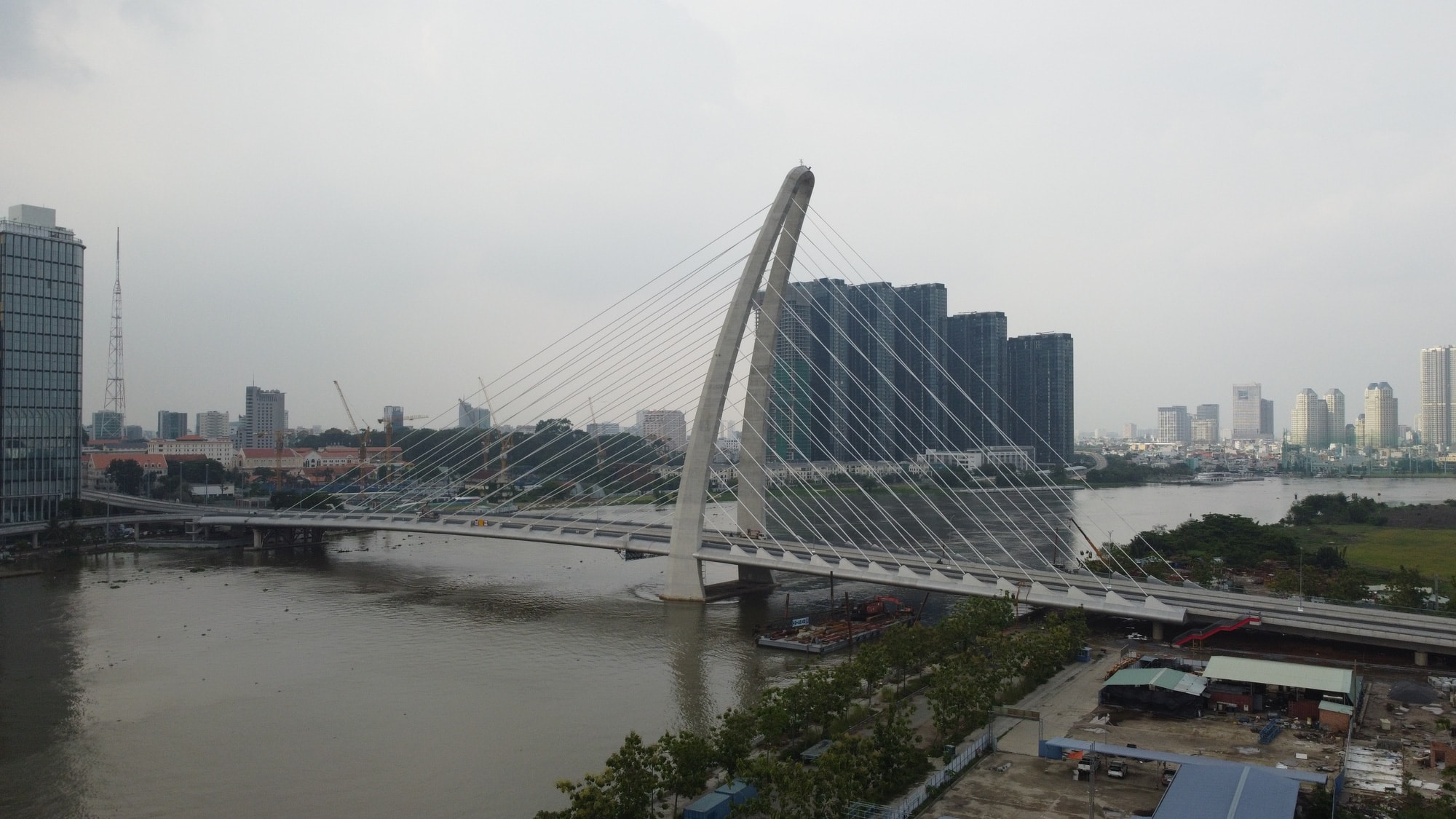 lam viec xuyen ngay dem le tet xuyen covid 19 hoan thanh cau thu thiem 2 hinh 1