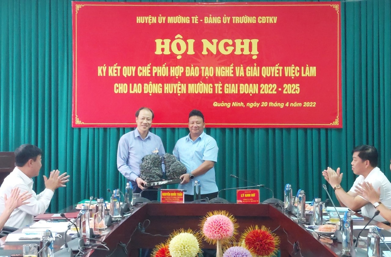 truong cao dang tkv but pha trong cong tac tuyen sinh hinh 2