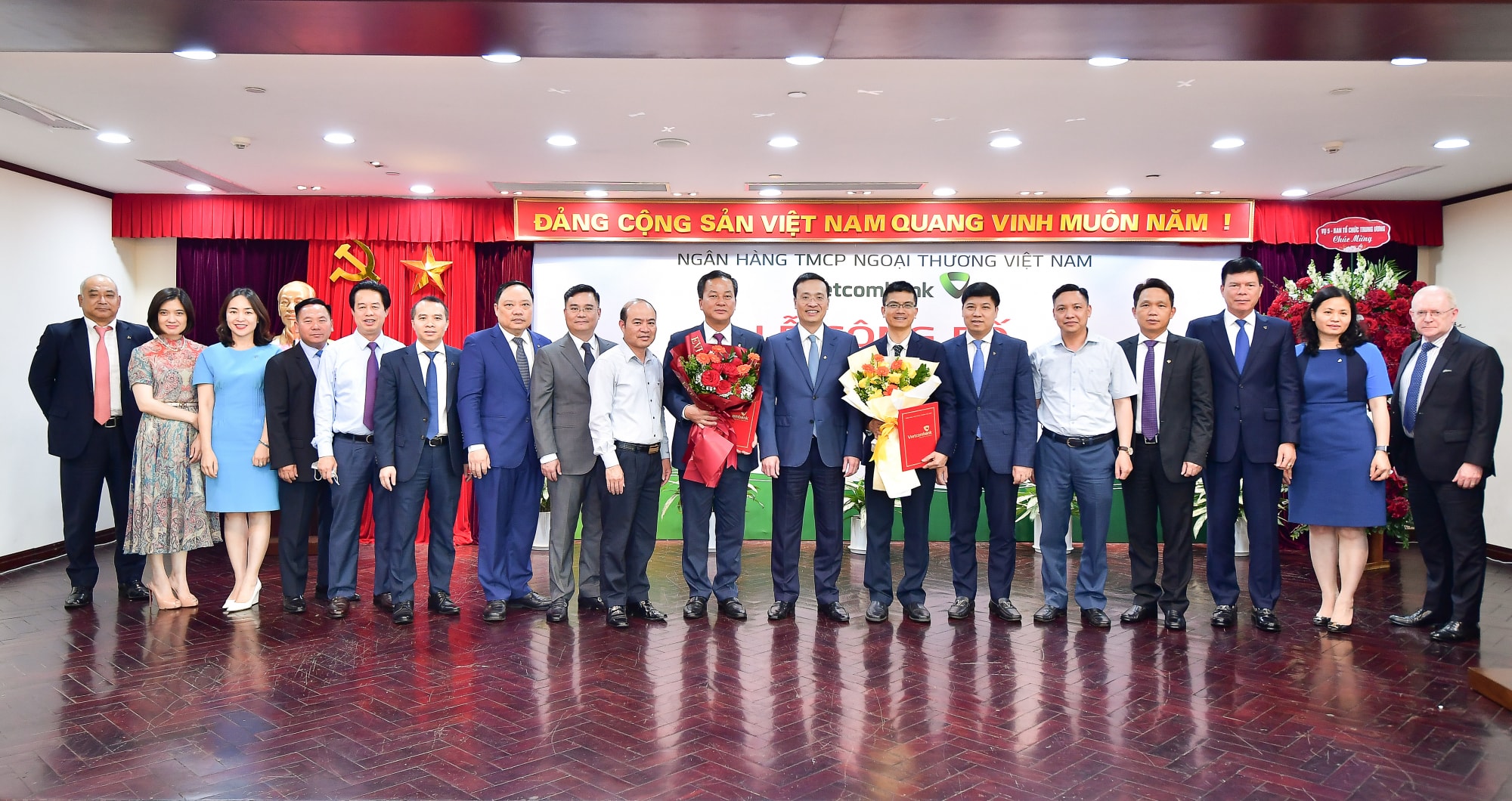 vietcombank cong bo quyet dinh nhan su lanh dao cap cao tai tru so chinh hinh 2