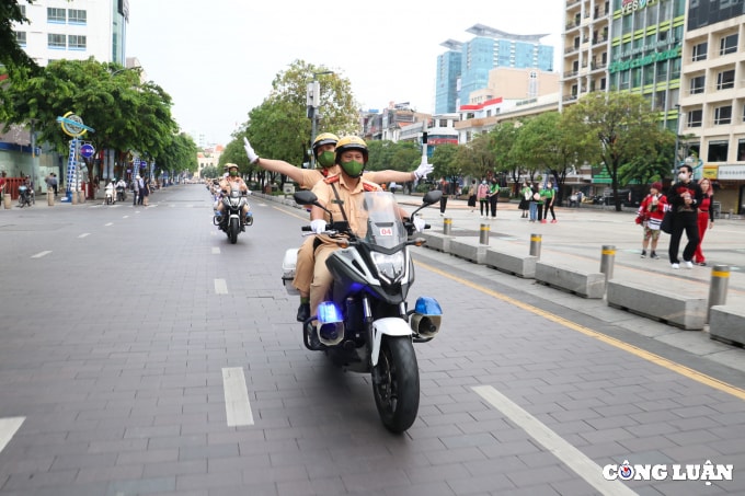 nguoi dan keo nhau ve que choi le cua ngo tphcm ket cung chieu 29 4 hinh 13