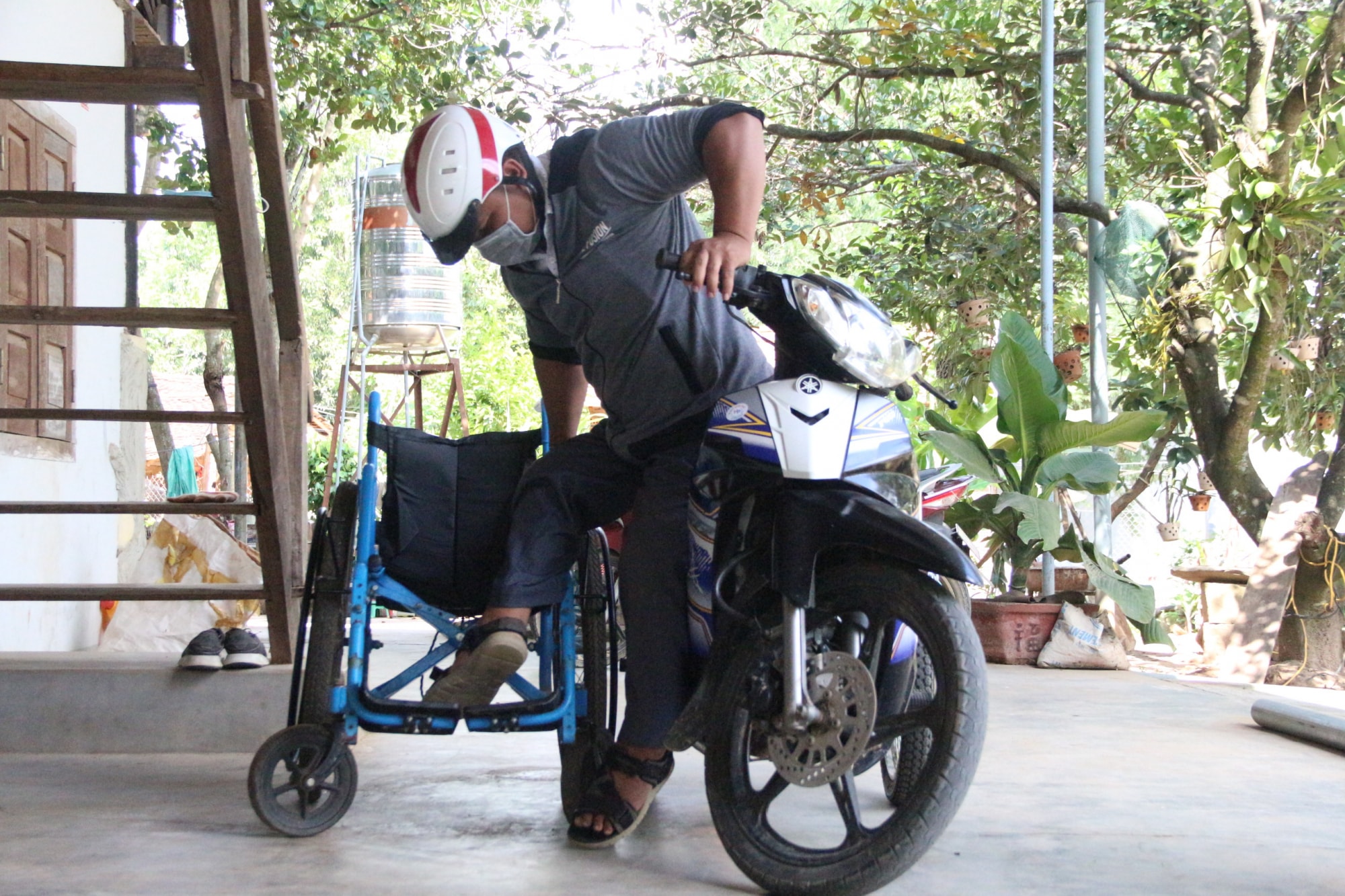 khiem khuyet doi chan thay giao tre van miet mai gieo chu tren chiec xe lan hinh 3