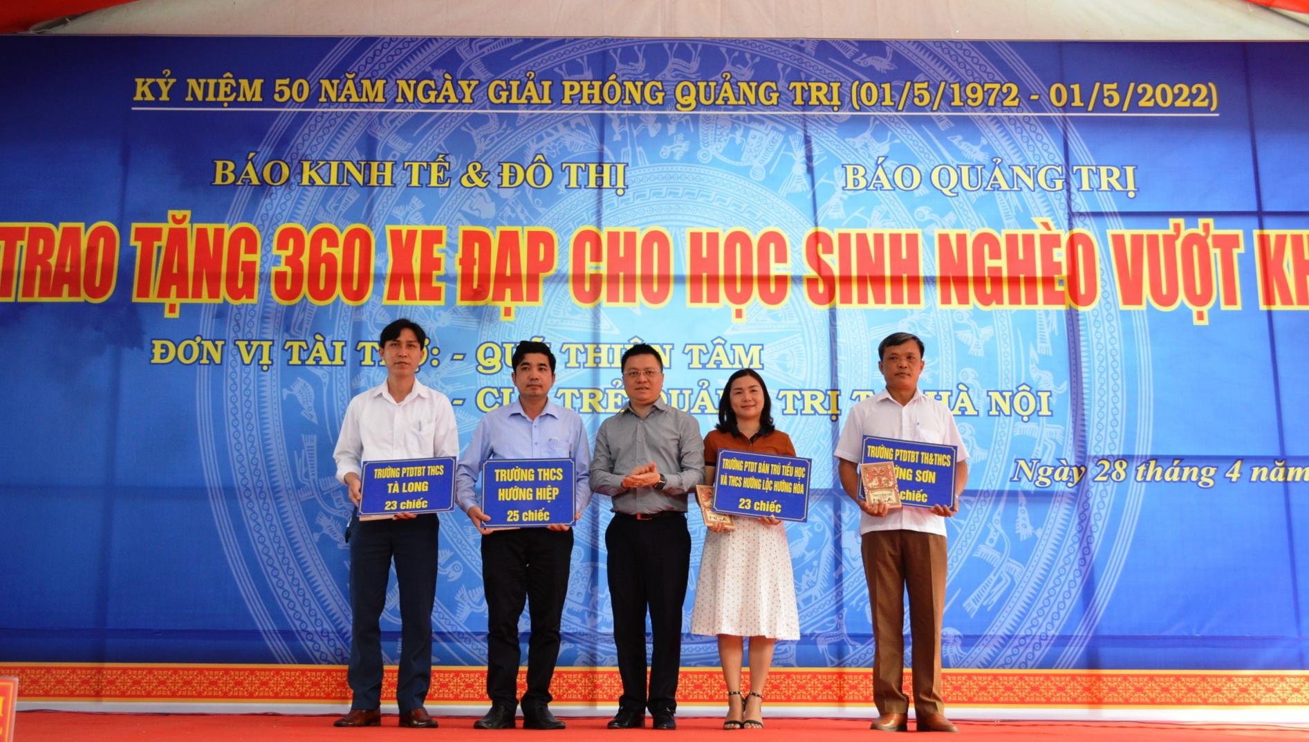 trao tang 360 xe dap cho hoc sinh ngheo vuot kho tinh quang tri hinh 1