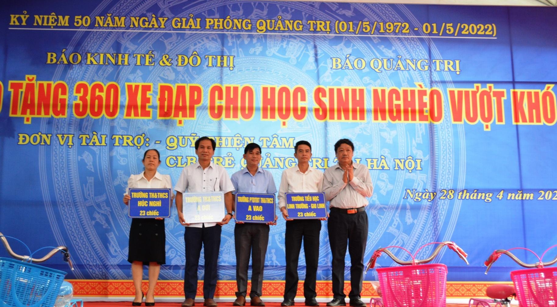 trao tang 360 xe dap cho hoc sinh ngheo vuot kho tinh quang tri hinh 2