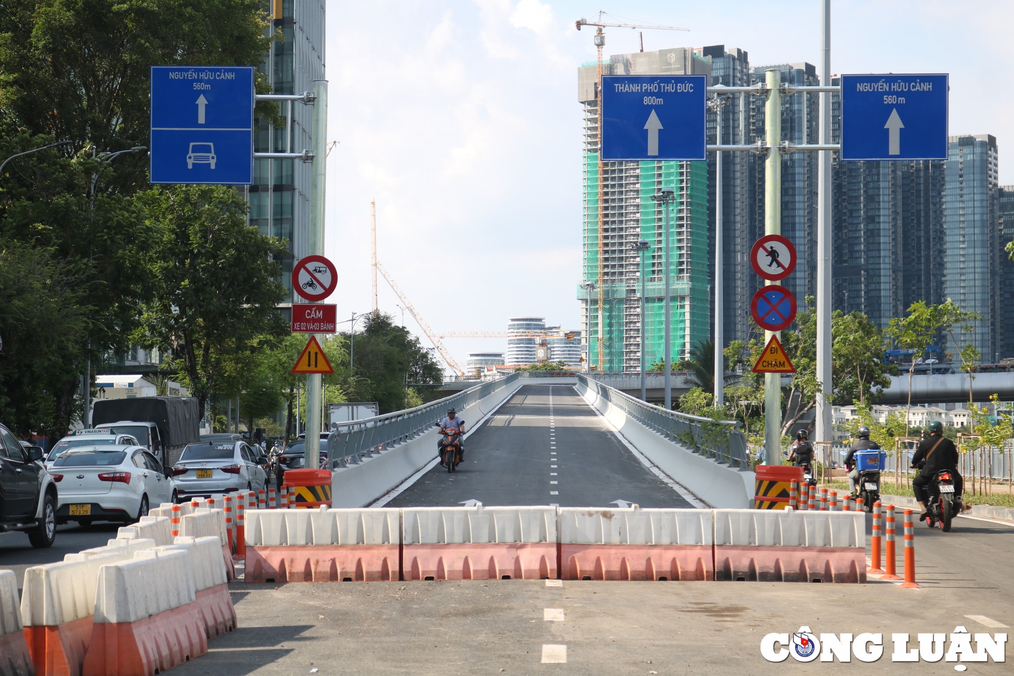 ngay dau di hoc di lam bang cau thu thiem 2 nguoi dan tp hcm vui mung vi het so tre gio hinh 12