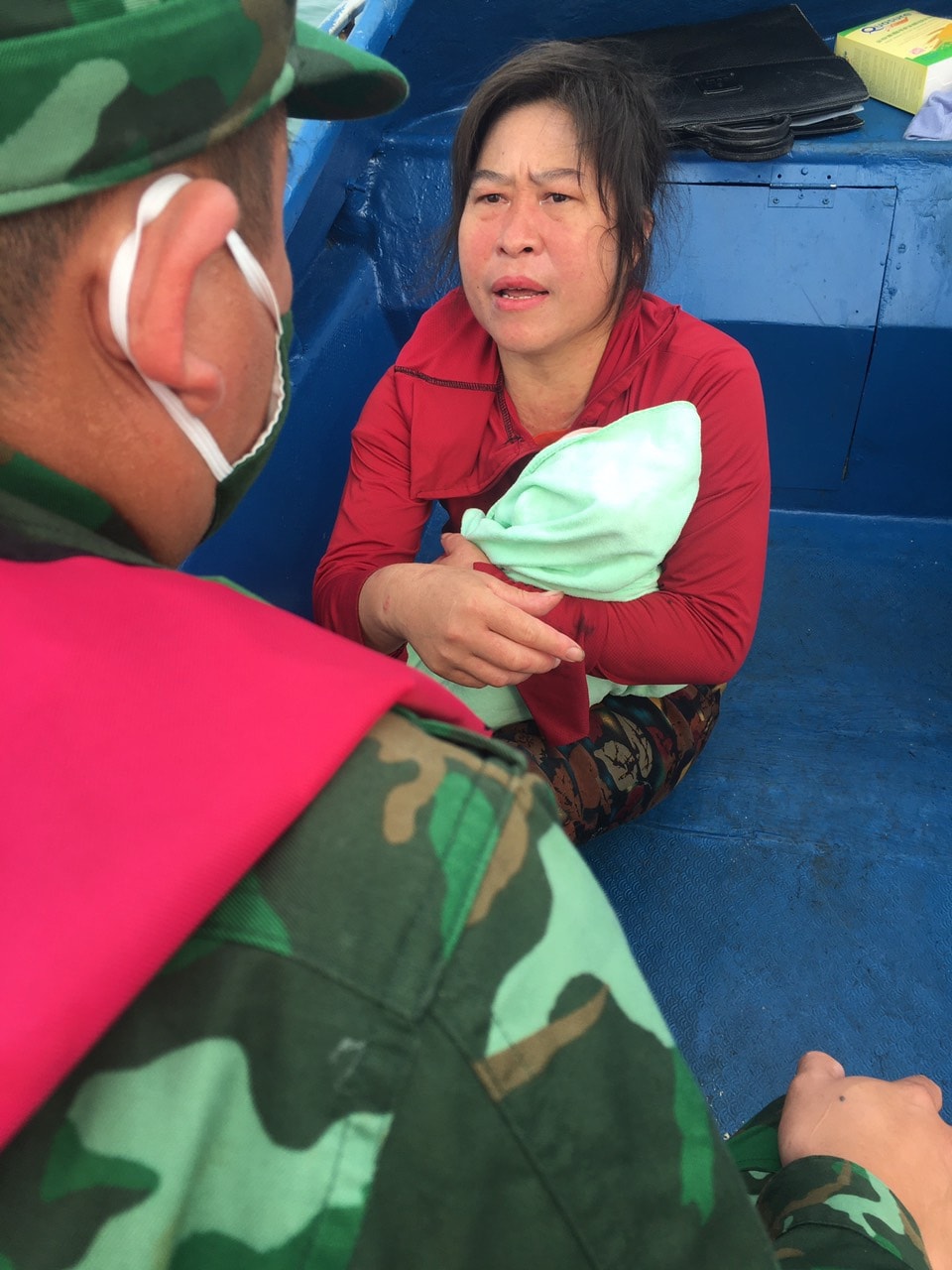 quang ninh bo doi bien phong cuu song be gai 1 tuoi sau gan 1 gio roi xuong bien hinh 5