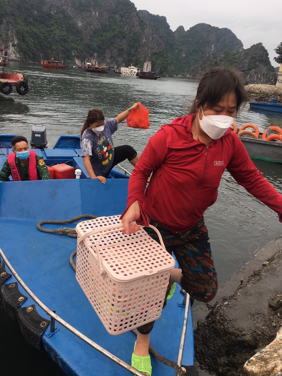quang ninh bo doi bien phong cuu song be gai 1 tuoi sau gan 1 gio roi xuong bien hinh 6