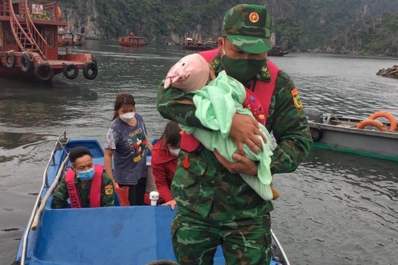 quang ninh bo doi bien phong cuu song be gai 1 tuoi sau gan 1 gio roi xuong bien hinh 1
