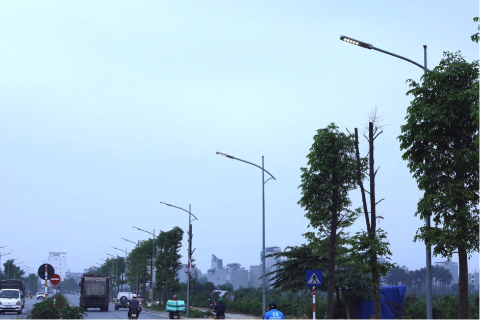 chuan bi vao mua nang nong thieu dien den duong ha noi van sang giua ban ngay hinh 1