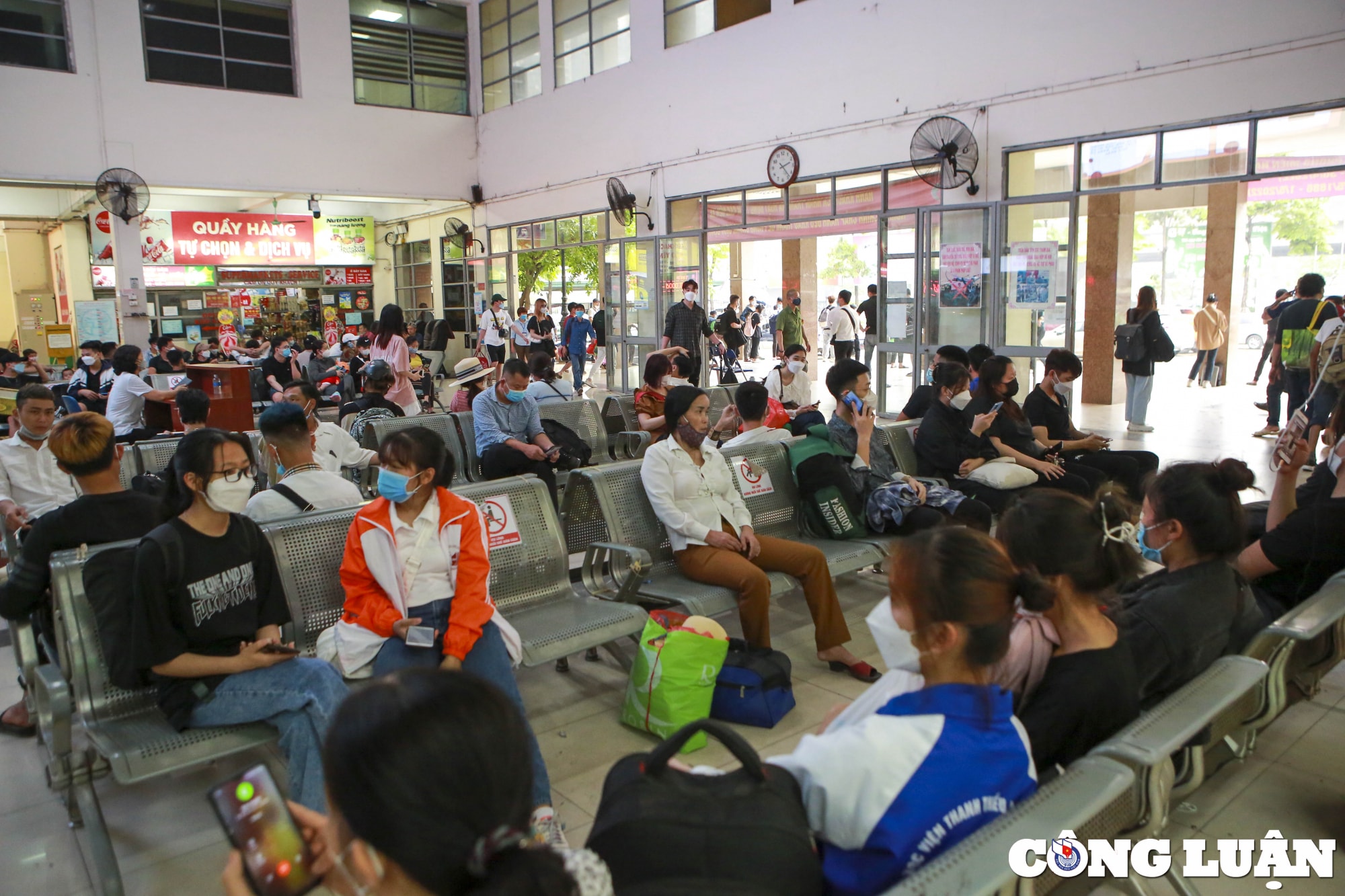 nghi le 30 4 ben xe khach ha noi nhu hoi sinh sau dai dich hinh 1
