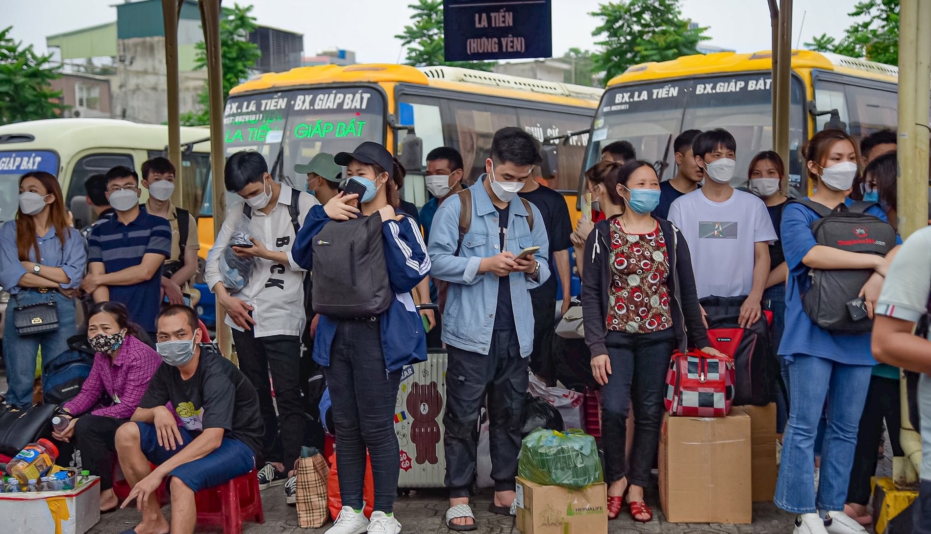nghi le 30 4 ben xe khach ha noi nhu hoi sinh sau dai dich hinh 2