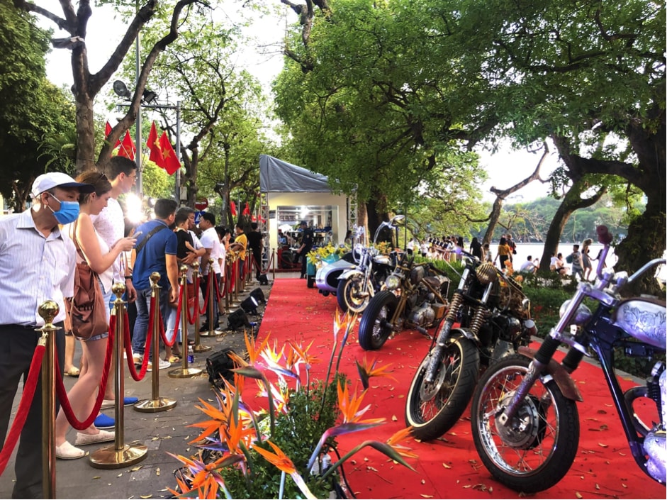 pho di bo ha noi ruc ro sac mau soi dong trong ngay dau dip nghi le 30 4 va 1 5 hinh 3