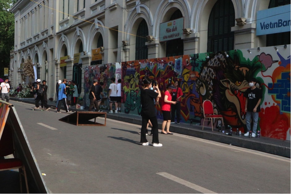 pho di bo ha noi ruc ro sac mau soi dong trong ngay dau dip nghi le 30 4 va 1 5 hinh 4