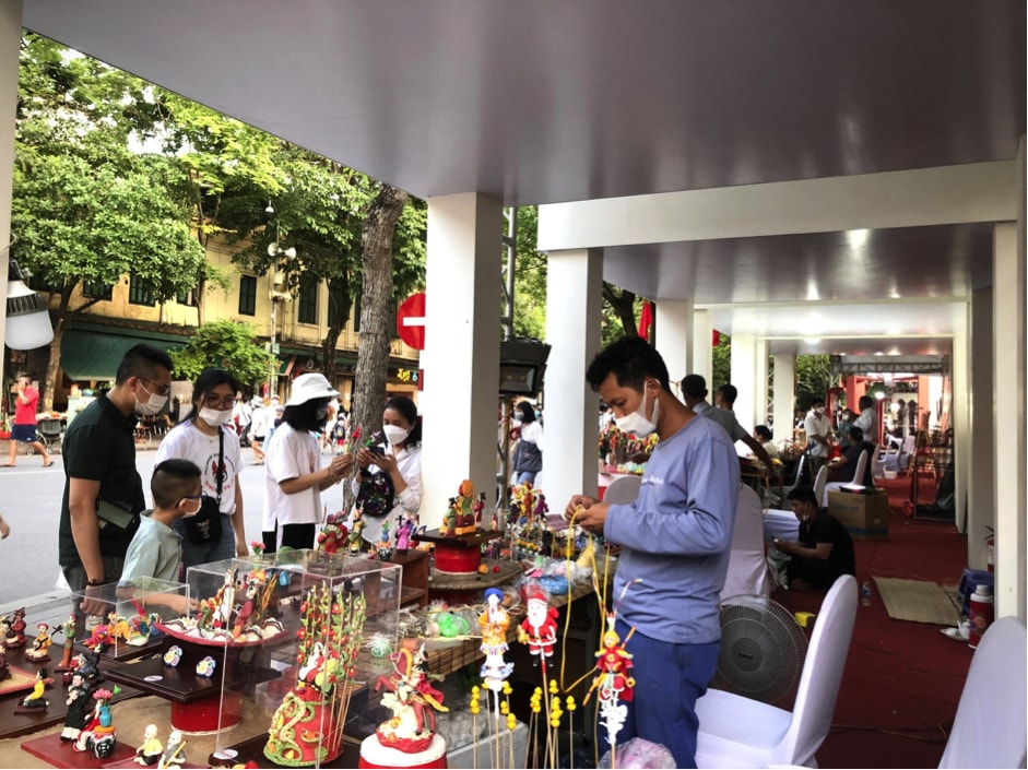 pho di bo ha noi ruc ro sac mau soi dong trong ngay dau dip nghi le 30 4 va 1 5 hinh 2