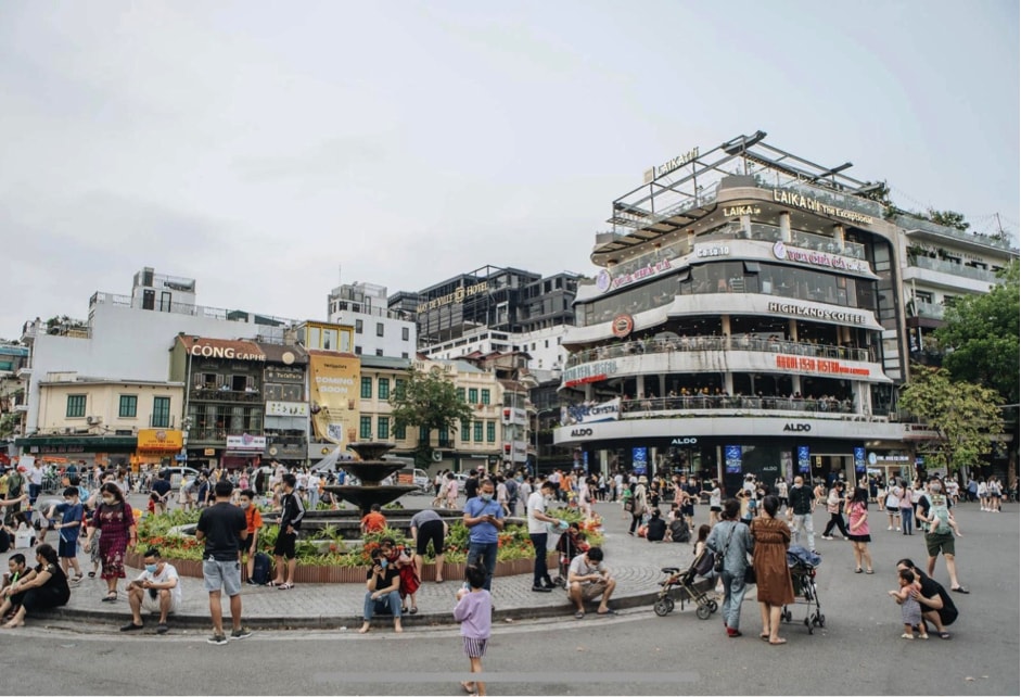 pho di bo ha noi ruc ro sac mau soi dong trong ngay dau dip nghi le 30 4 va 1 5 hinh 5