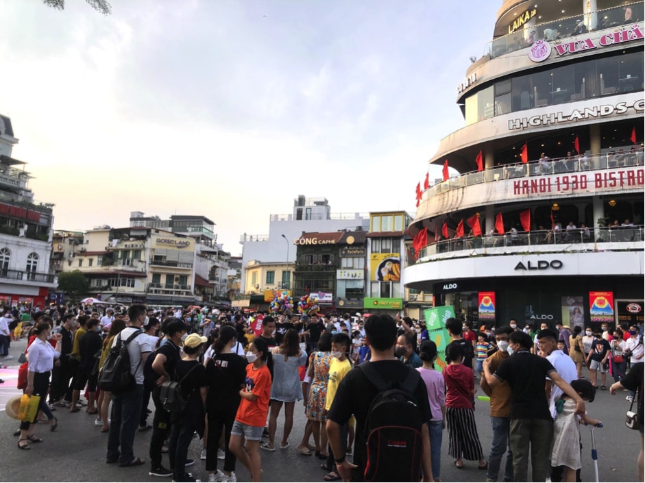 pho di bo ha noi ruc ro sac mau soi dong trong ngay dau dip nghi le 30 4 va 1 5 hinh 6