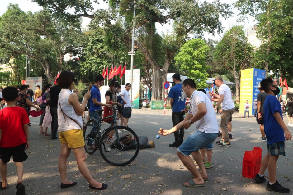 pho di bo ha noi ruc ro sac mau soi dong trong ngay dau dip nghi le 30 4 va 1 5 hinh 7