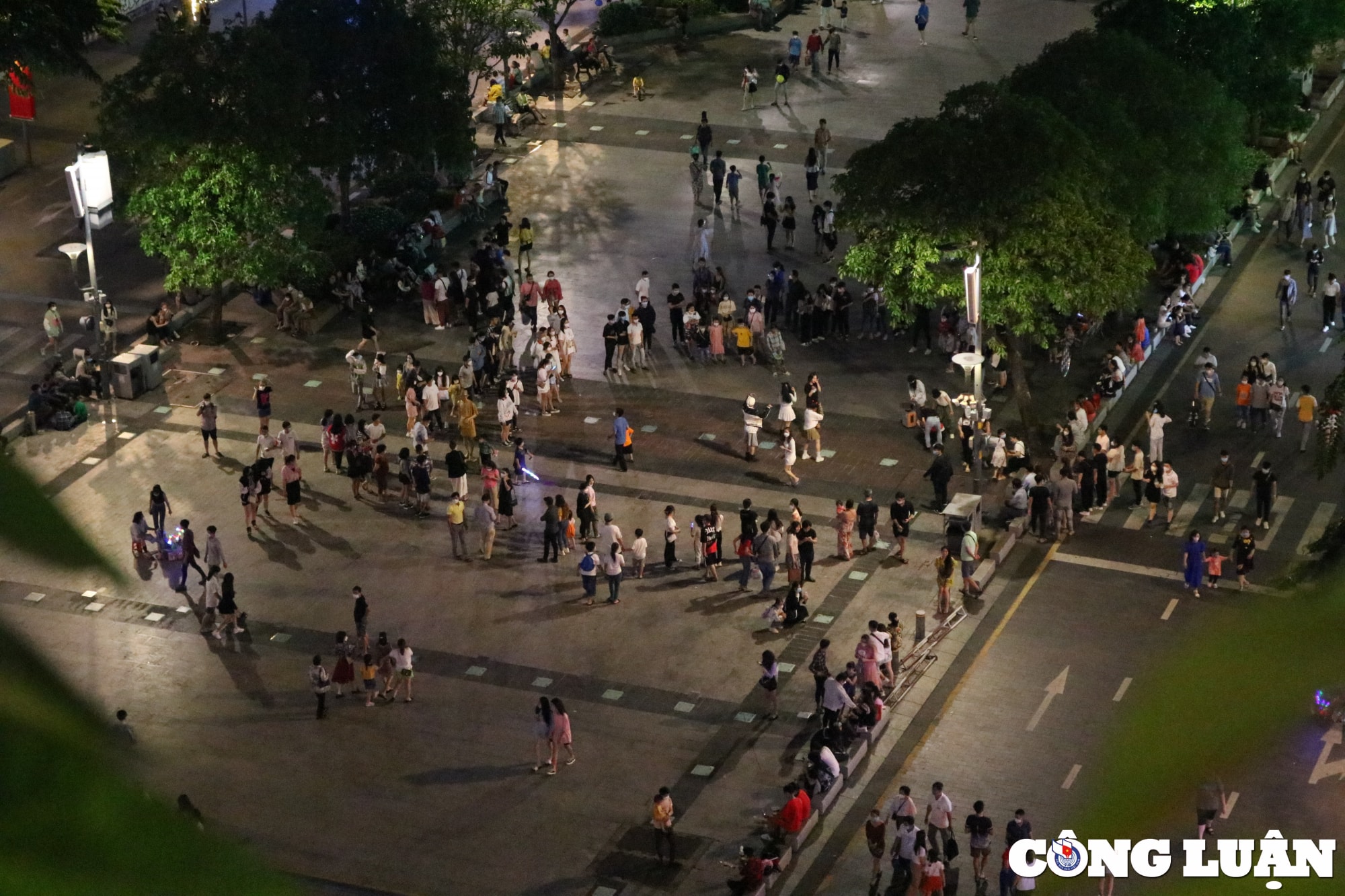 tp hcm ban phao hoa dip le 30 4 vui qua lan dau con duoc thay phao hoa hinh 4