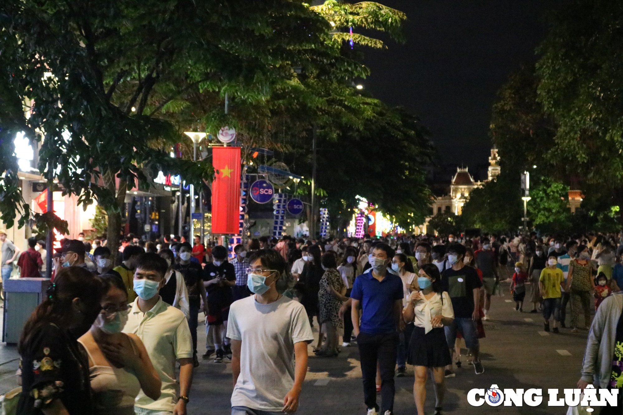 tp hcm ban phao hoa dip le 30 4 vui qua lan dau con duoc thay phao hoa hinh 2