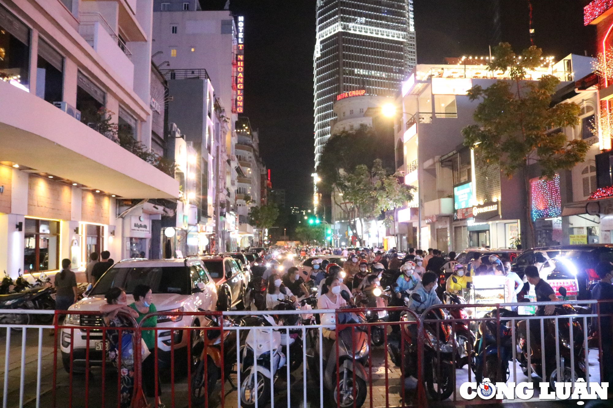 tp hcm ban phao hoa dip le 30 4 vui qua lan dau con duoc thay phao hoa hinh 5
