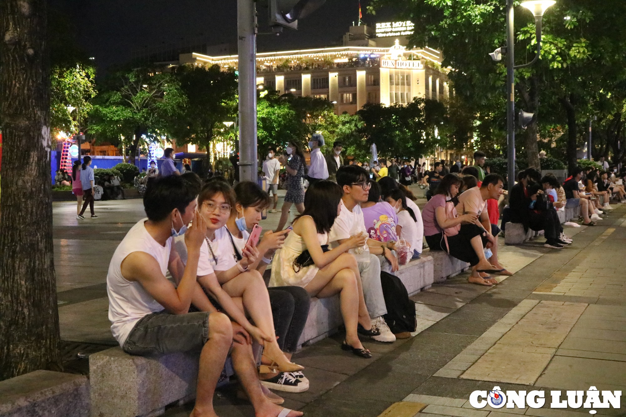 tp hcm ban phao hoa dip le 30 4 vui qua lan dau con duoc thay phao hoa hinh 7