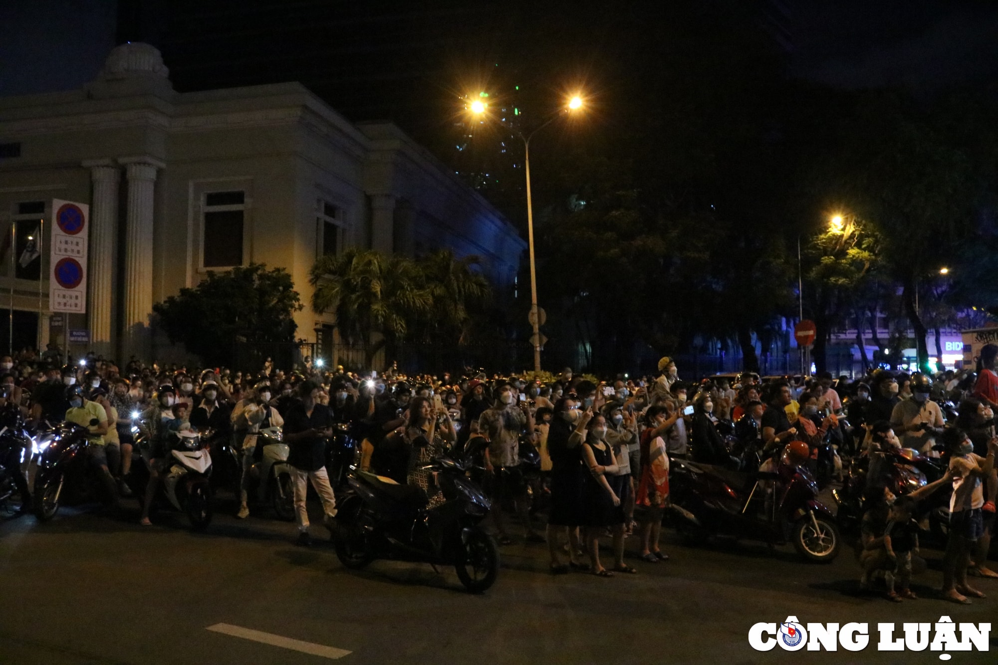 tp hcm ban phao hoa dip le 30 4 vui qua lan dau con duoc thay phao hoa hinh 3