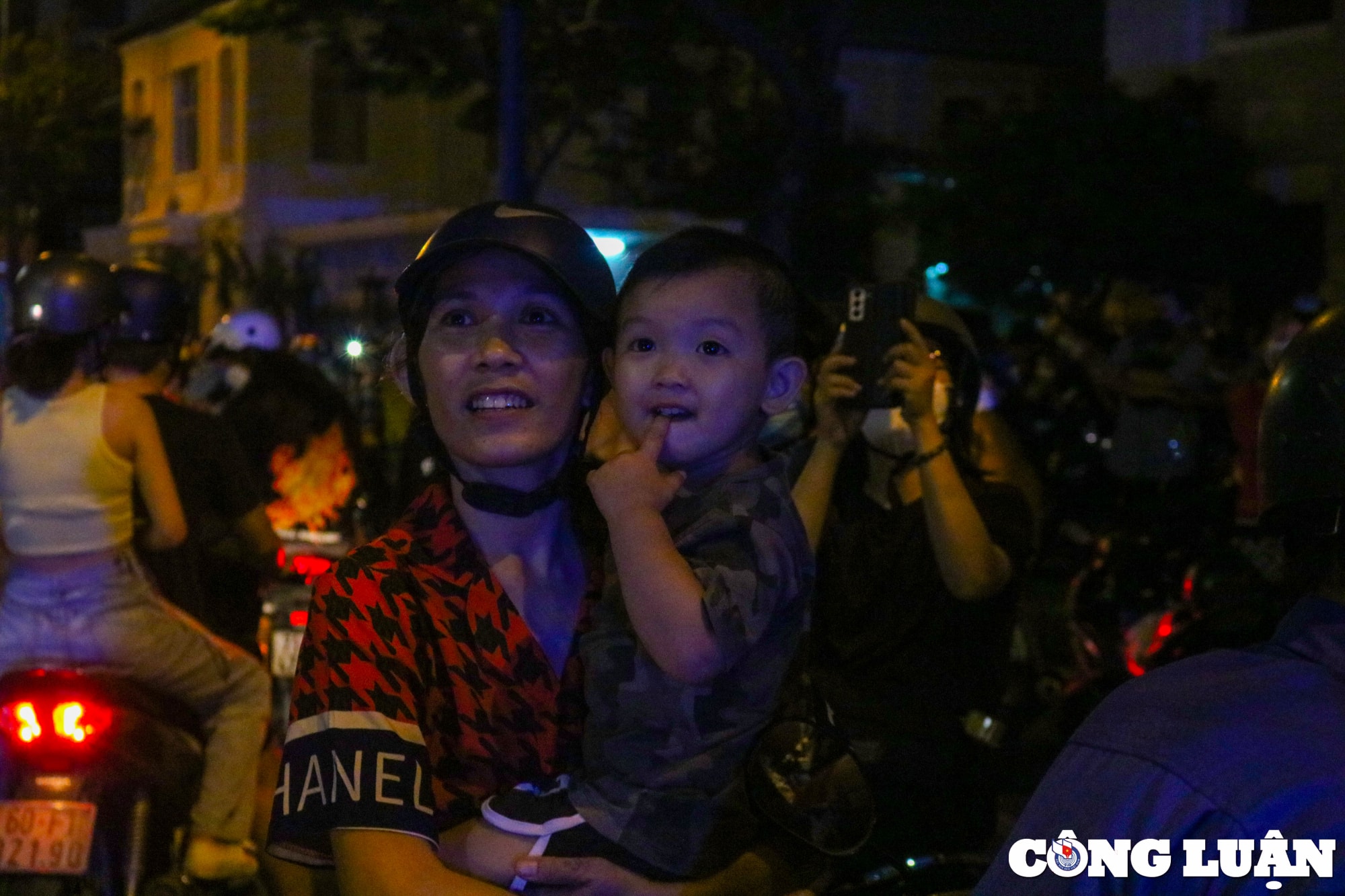 tp hcm ban phao hoa dip le 30 4 vui qua lan dau con duoc thay phao hoa hinh 11