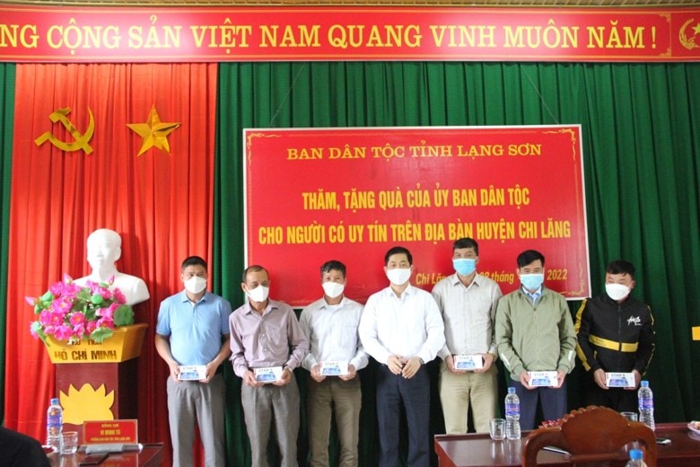lang son tham hoi tang qua cho nguoi co uy tin tieu bieu hinh 1