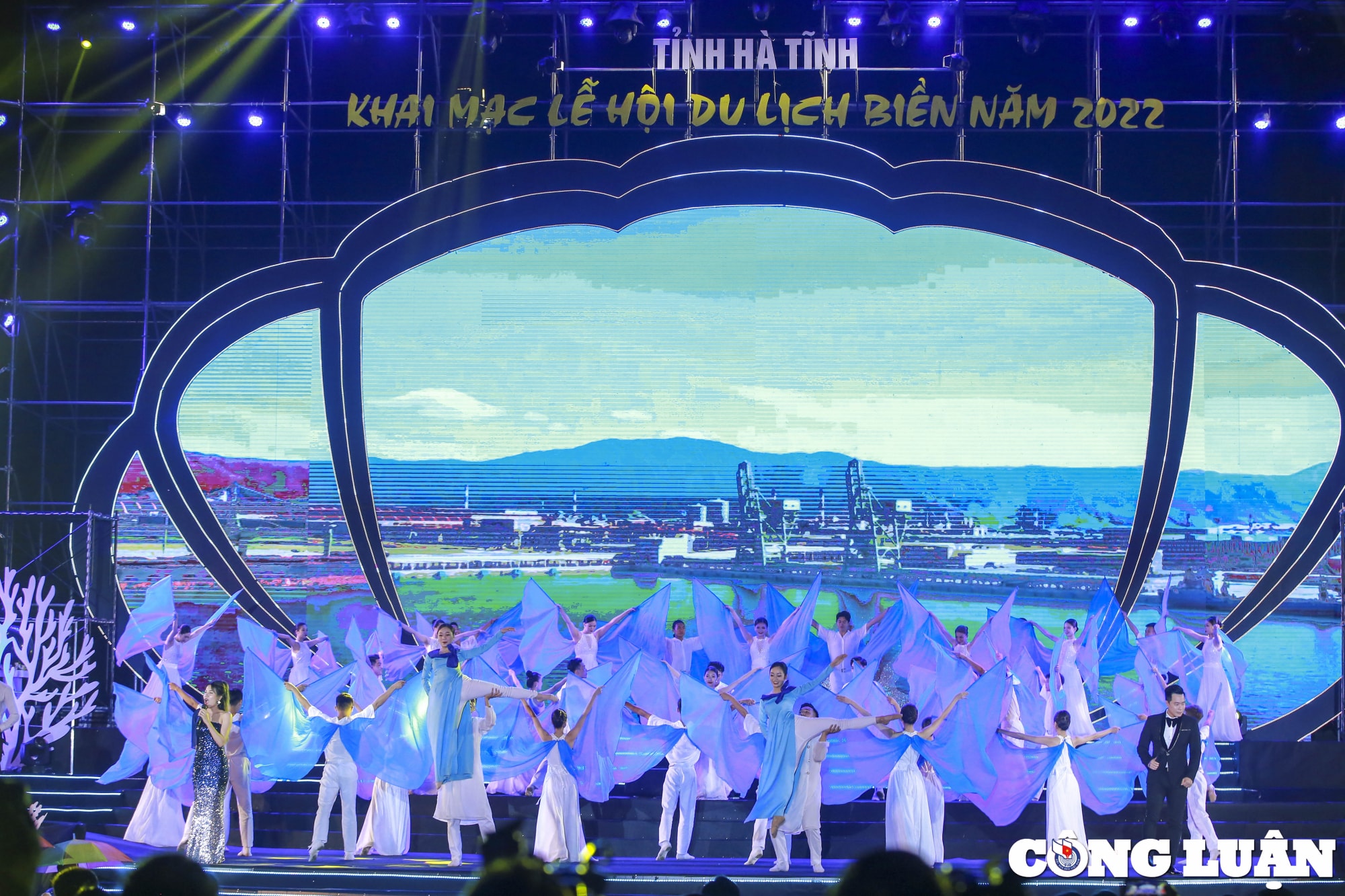 ban phao hoa bien thien cam gan 15000 du khach den trong ngay 30 4 hinh 8