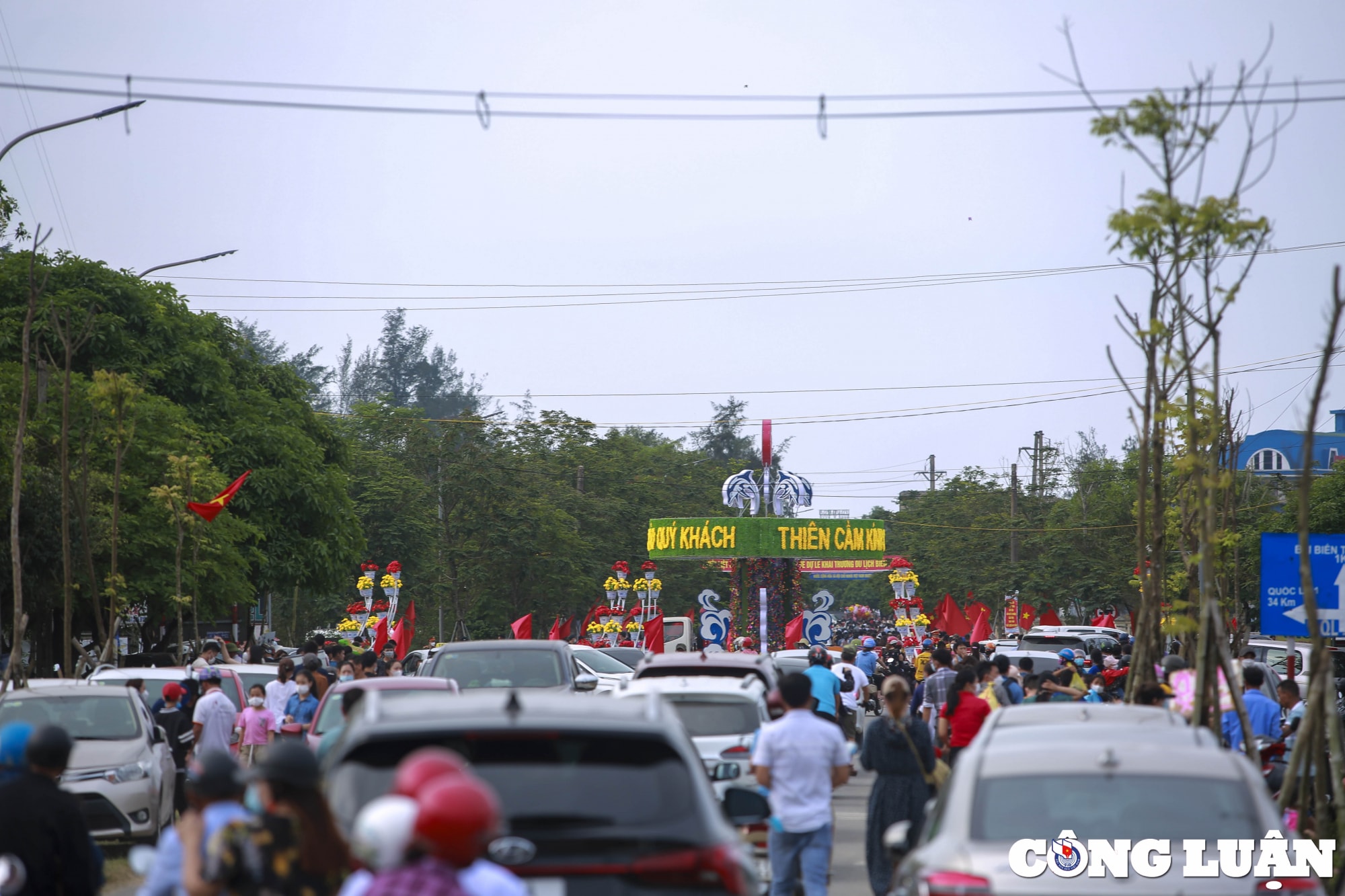 ban phao hoa bien thien cam gan 15000 du khach den trong ngay 30 4 hinh 1