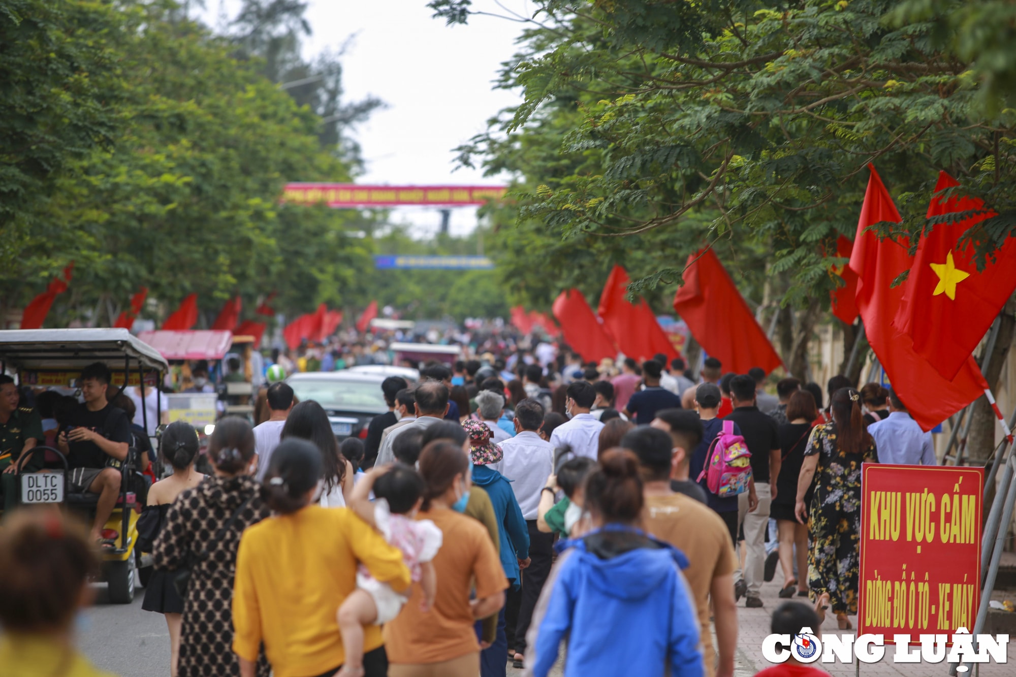 ban phao hoa bien thien cam gan 15000 du khach den trong ngay 30 4 hinh 2