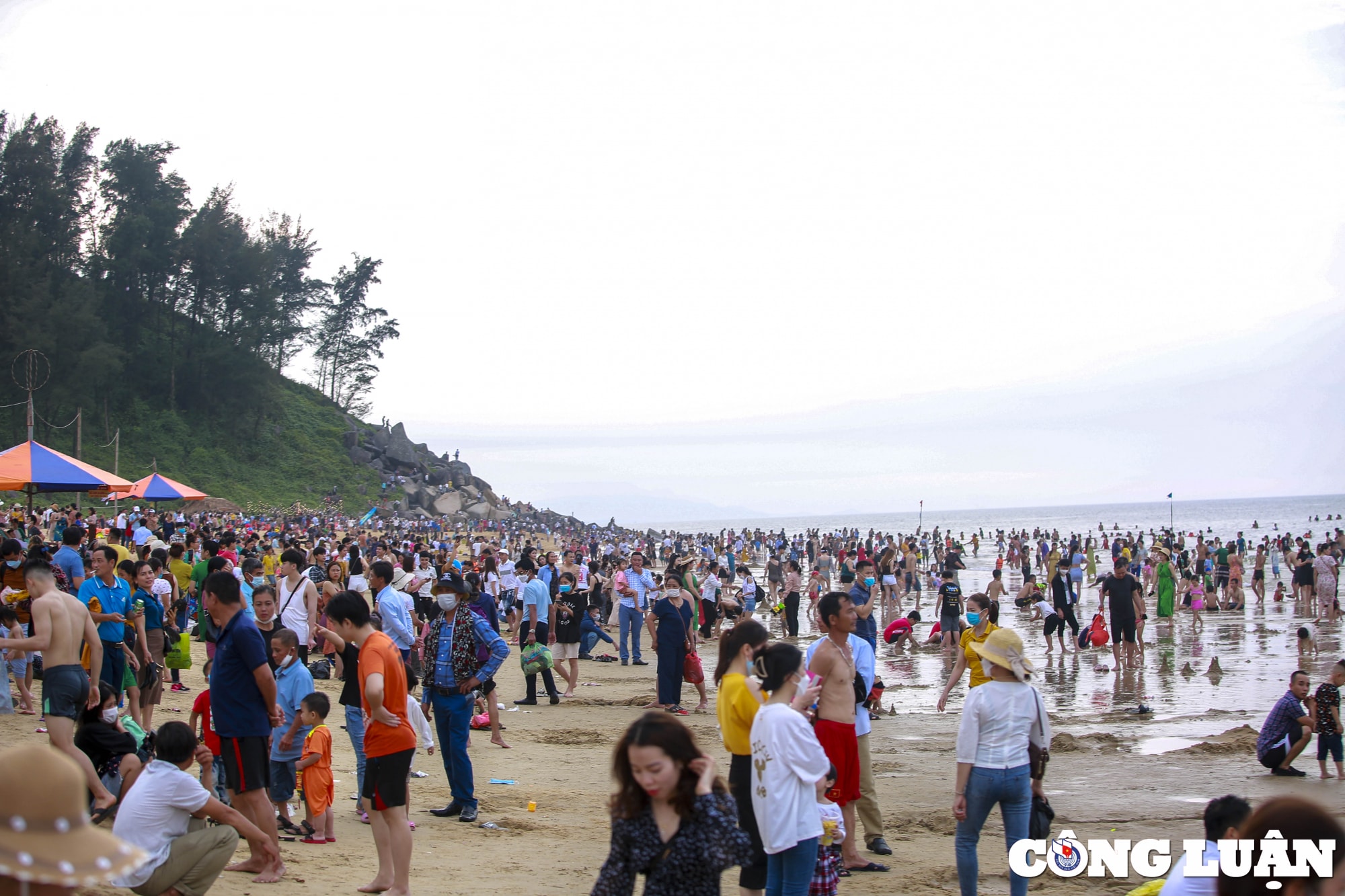 ban phao hoa bien thien cam gan 15000 du khach den trong ngay 30 4 hinh 3