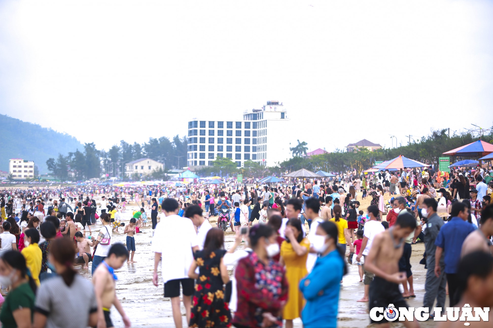 ban phao hoa bien thien cam gan 15000 du khach den trong ngay 30 4 hinh 4