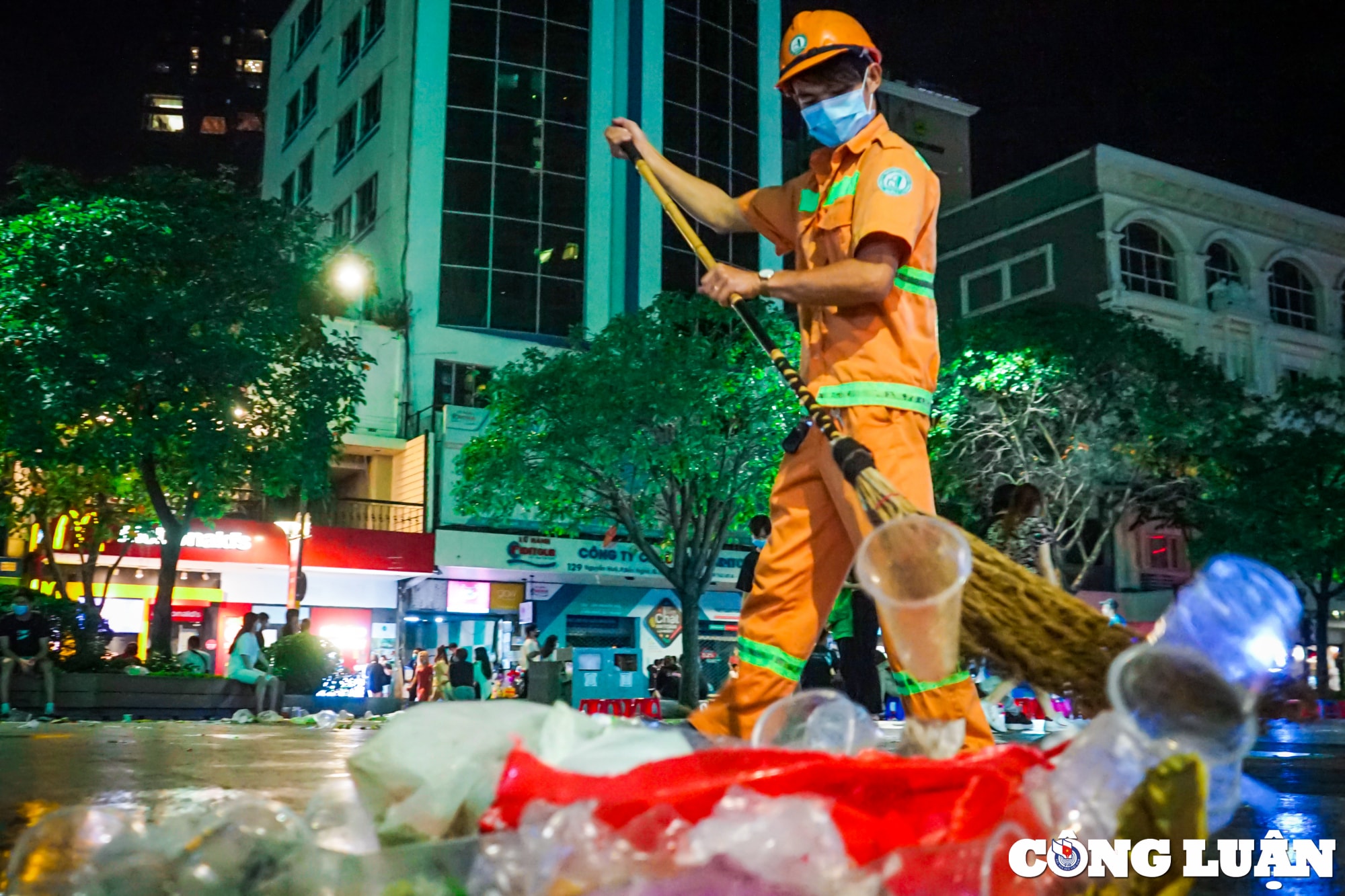 pho di bo nguyen hue ngap rac duong sa ket xe sau chuong trinh ban phao hoa dip 30 4 hinh 10