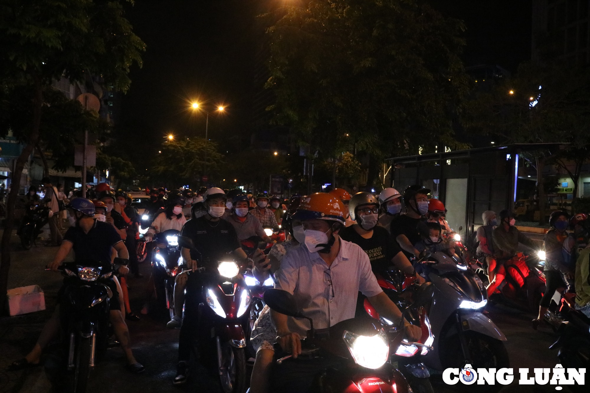 pho di bo nguyen hue ngap rac duong sa ket xe sau chuong trinh ban phao hoa dip 30 4 hinh 1