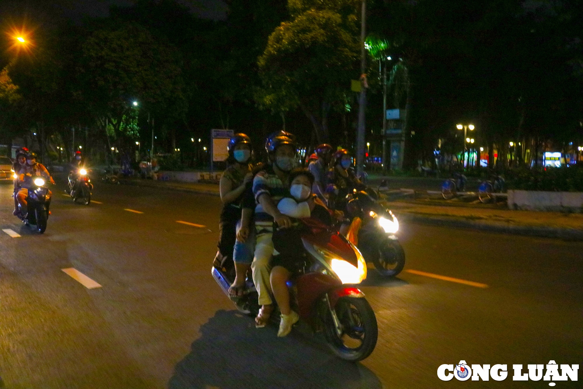 pho di bo nguyen hue ngap rac duong sa ket xe sau chuong trinh ban phao hoa dip 30 4 hinh 7