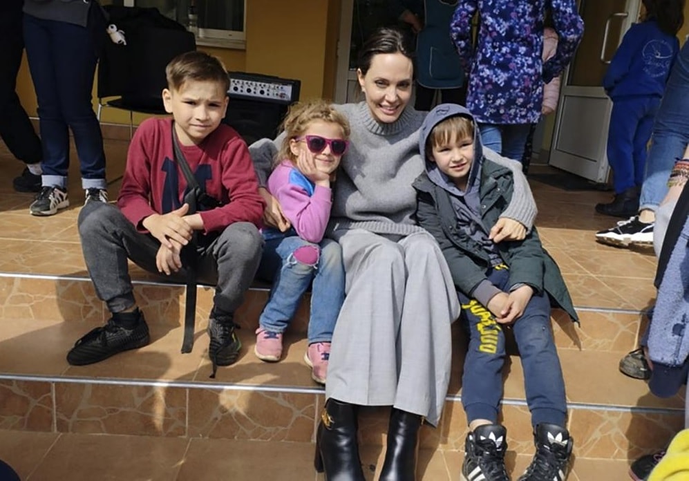 nu dien vien angelina jolie den tham ukraine va gap go cac em nho hinh 1