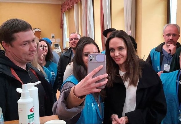nu dien vien angelina jolie den tham ukraine va gap go cac em nho hinh 3