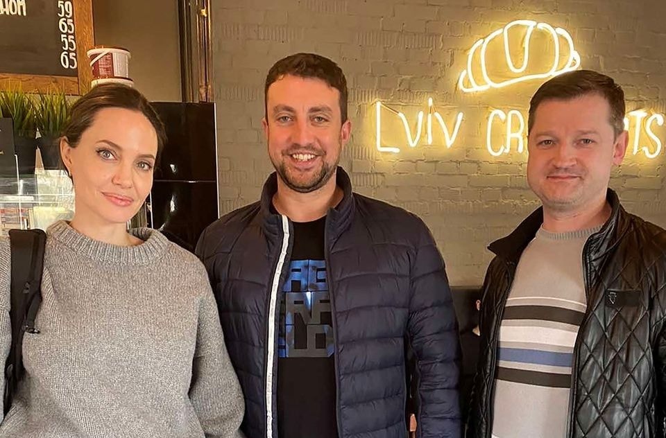 nu dien vien angelina jolie den tham ukraine va gap go cac em nho hinh 2