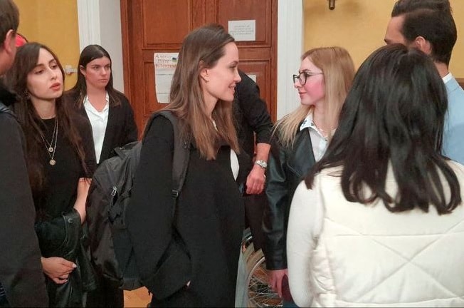 nu dien vien angelina jolie den tham ukraine va gap go cac em nho hinh 5