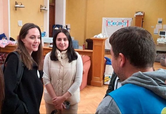 nu dien vien angelina jolie den tham ukraine va gap go cac em nho hinh 4