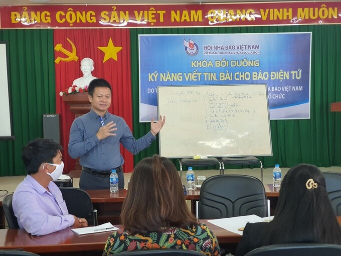 nguoi lam bao bien kho khan thanh dong luc thach thuc la thoi co khi dung mang xa hoi hinh 1