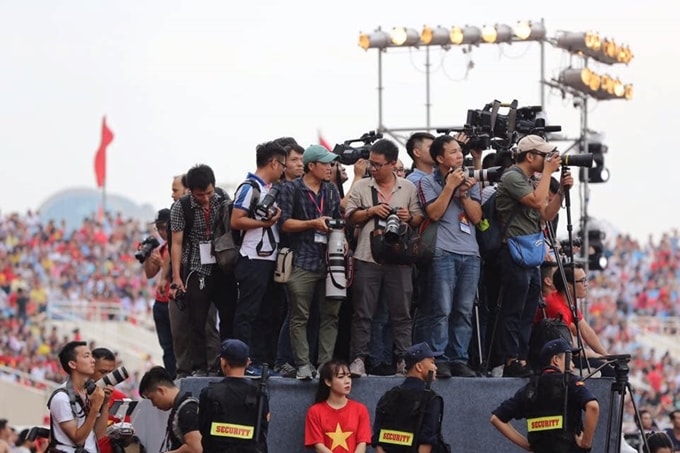 nguoi lam bao bien kho khan thanh dong luc thach thuc la thoi co khi dung mang xa hoi hinh 3