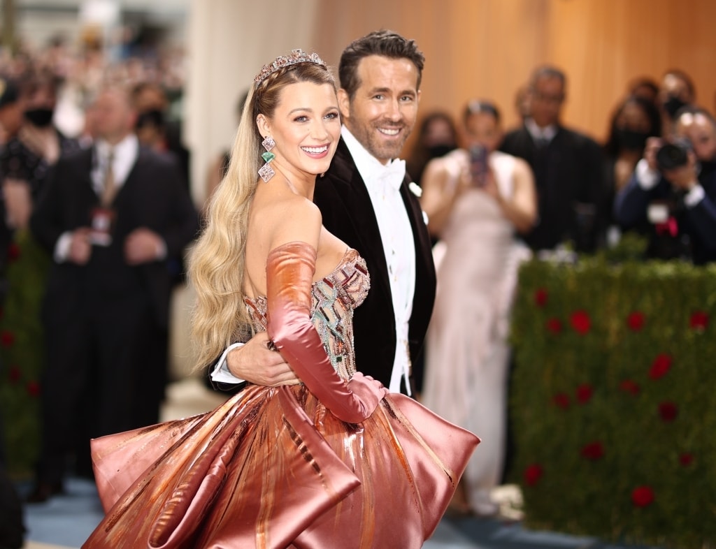blake lively bien hinh tai met gala trong bo vay versace phong cach art deco hinh 1