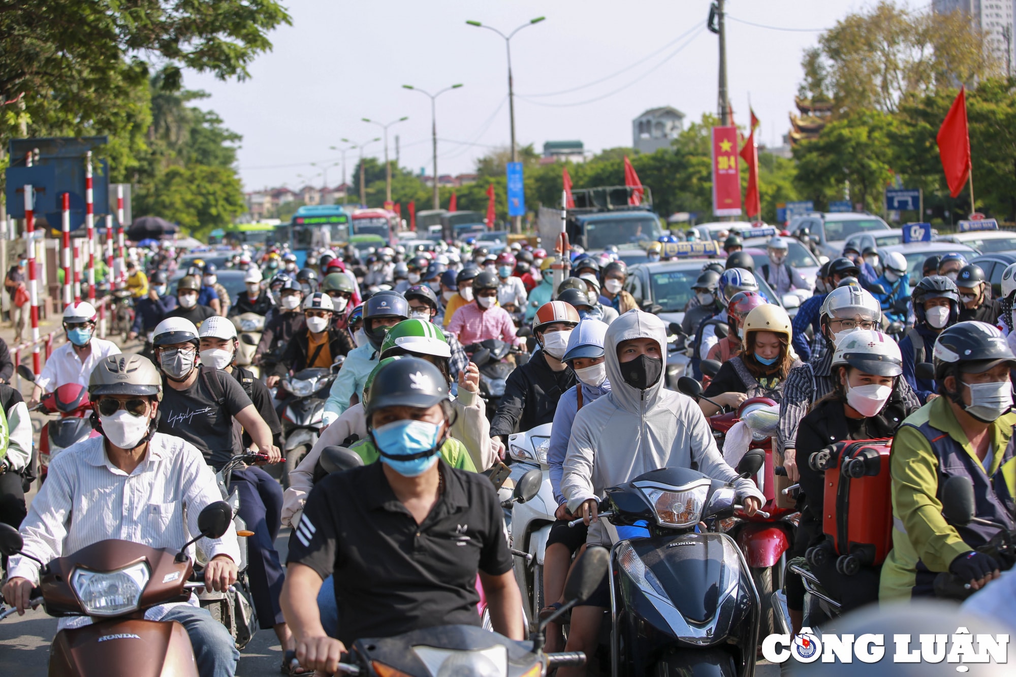 nguoi dan do ve ha noi sau nghi le khien nhieu tuyen duong un u hinh 5
